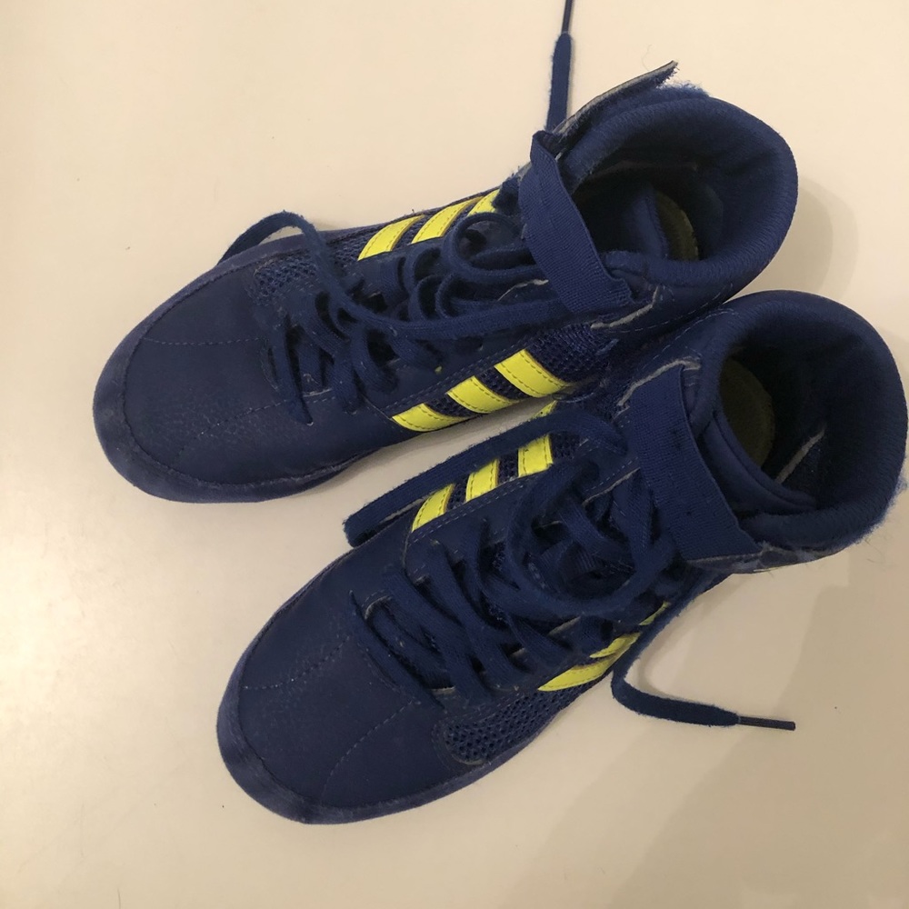 Adidas kids wrestling shoes size 2 1/2 gently worn